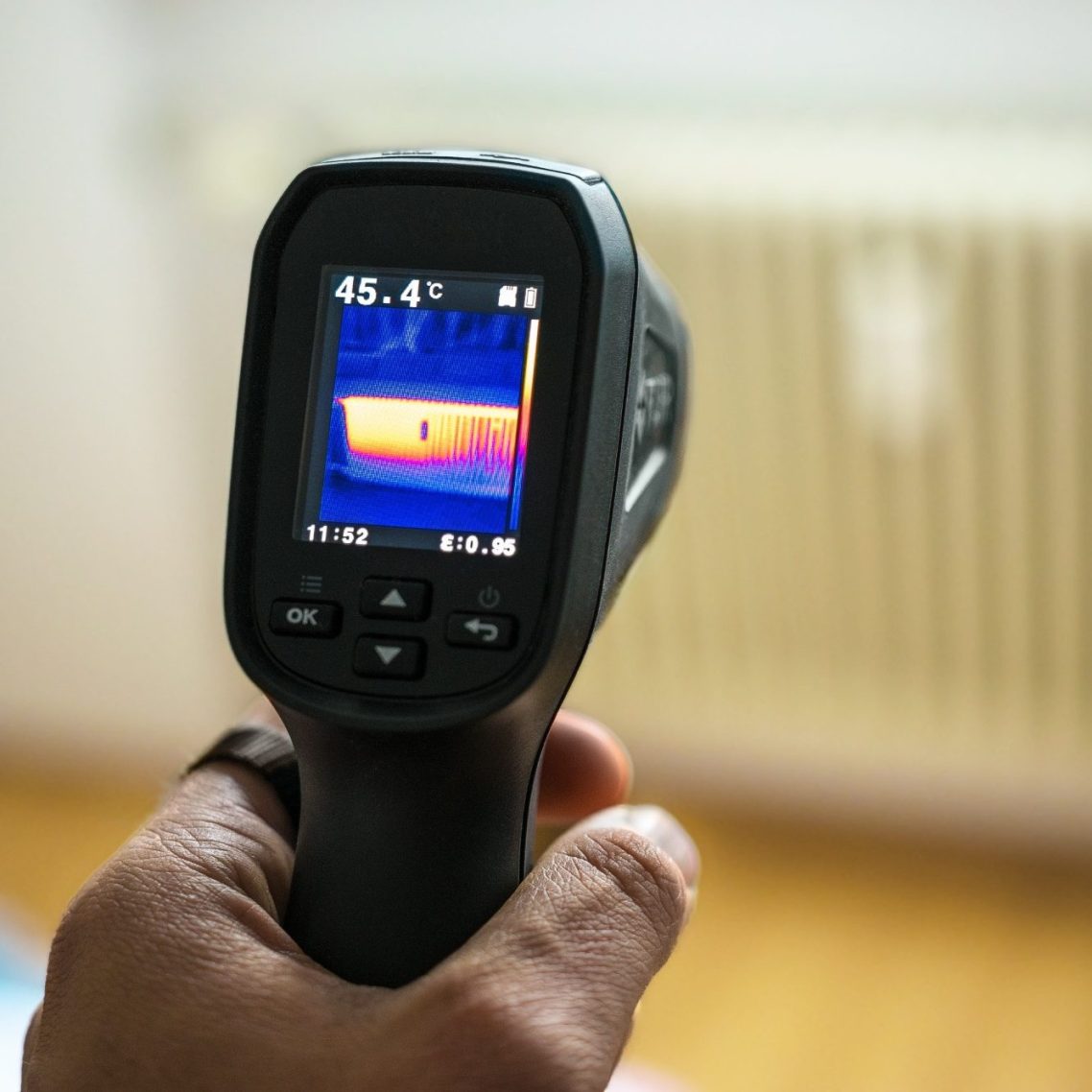 Meine Leistungen Hand hält eine Wärmebildkamera